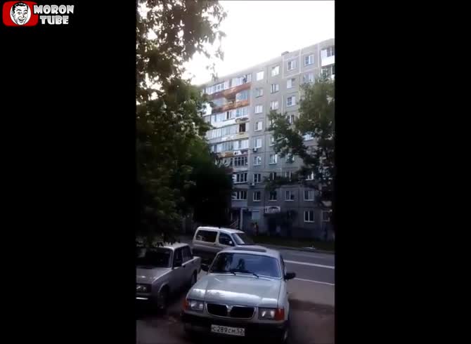 Video :A intoxicated guy in Russia kills himself while attempting to climb through the window of his eighth-floor apartment after misplacing his keys